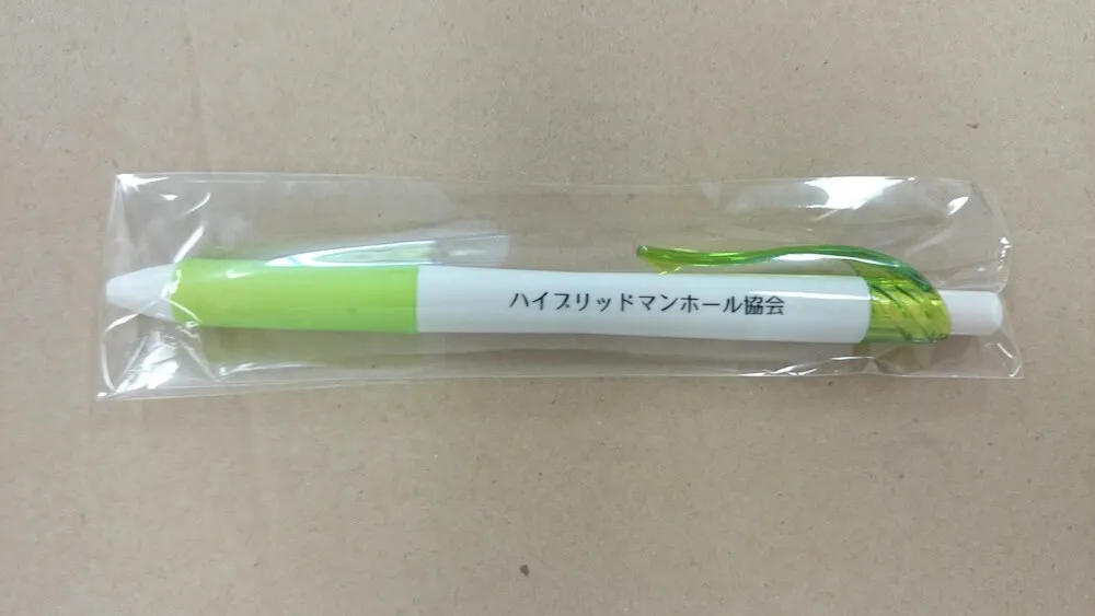 企業名を印刷した合同説明会向けノベルティのボールペン